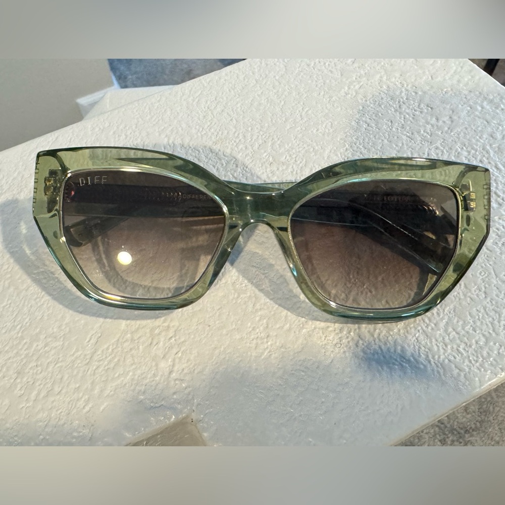 Diff Eyewear White Lotus Thailand Green Sunglasses - Picture 2 of 8